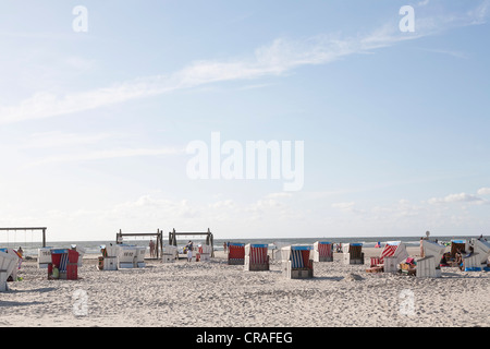 Strand mit Strandkörben im Abendlicht, Nordsee Küste, Sankt Peter-Ording, Schleswig-Holstein, Norddeutschland, Europa Stockfoto