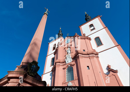 Obelisk vor städtischen Pfarrei St. Blasius-Kirche, Fulda, Rhön Bezirk, Hessen, Deutschland, Europa Stockfoto