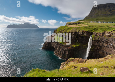 Wasserfall ins Meer, Küste, Blick Richtung Insel Mykines, Gásadalur, Vágar, Faroer Inseln, Dänemark, Nordatlantik Stockfoto