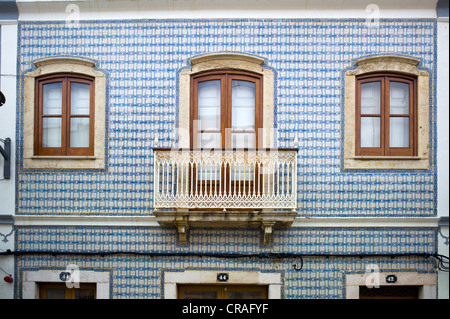 Typische, bemalte Azulejo Keramikfliesen auf ein Haus Fassade, Lagos, Algarve, Portugal, Europa Stockfoto