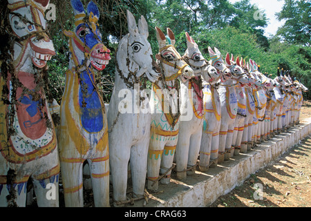 Reihe von bemaltem Ton Pferden bei Karaikudi, Tamil Nadu, Südindien, Indien, Asien Stockfoto