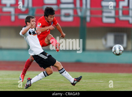 Min Woo Kim of South Korea (R) schießt den Ball gegen Sebastian Jung von Deutschland (L) während eines Spiels der FIFA U-20-Weltmeisterschaft. Stockfoto