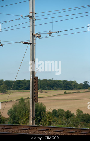 Nahaufnahme von Gewichten, Overhead Stromkabeln auf einer englischen Eisenbahn zu spannen. Stockfoto