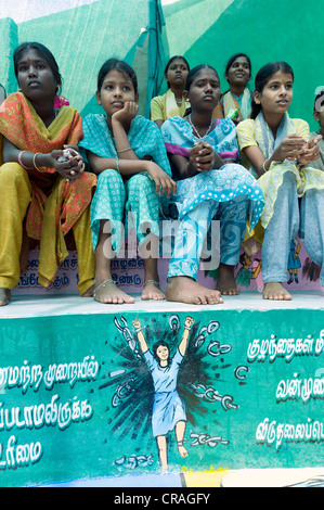 Indische Mädchen mit gemalten Bild gegen Kinderarbeit, Kutti Rajiyam, Kinderwelt, Zentrum für Kinder, Karur, Tamil Nadu Stockfoto