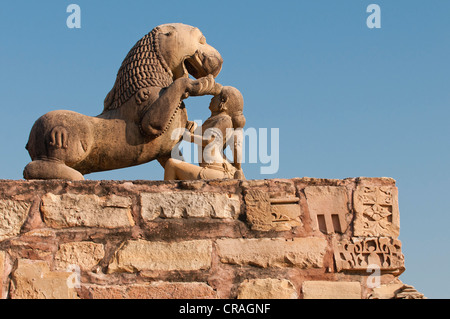 Skulptur, Frau und Löwe-wie Fabelwesen, Khajuraho Gruppe Denkmäler, UNESCO-Weltkulturerbe, Madhya Pradesh Stockfoto