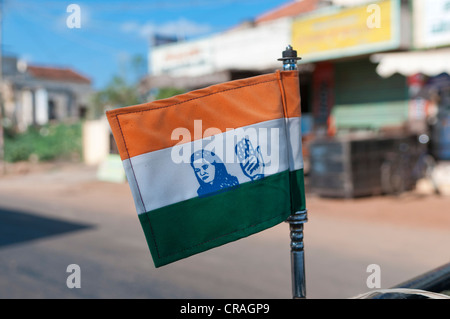 Kleine Flagge der indischen Kongresspartei, mit dem Symbol einer Hand und das Bild von Sonia Gandhi, die Witwe von Rajiv Gandhi Stockfoto