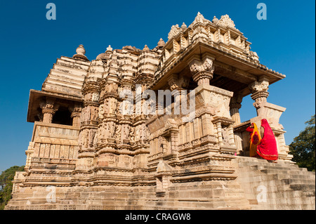 Frauen tragen Saris auf die Stufen hinauf zum Kandariya Mahadev Tempel, Khajuraho, UNESCO-Weltkulturerbe, Madhya Pradesh Stockfoto