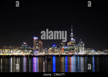 Skyline von Auckland bei Nacht, gesehen von Bayswater, Nordinsel, Neuseeland Stockfoto