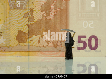 Tod sucht sich eine Karte von Europa auf einer 50-Euro-Schein, symbolisches Bild für die Krise des euro
