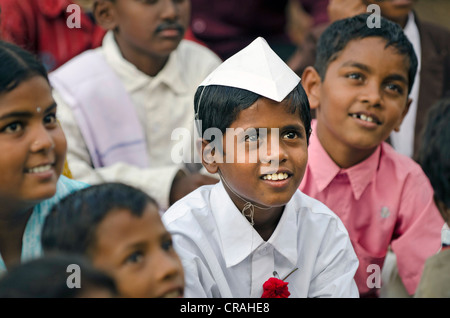 Junge verkleidet als Jawaharlal Nehru, Demonstration gegen Kinderarbeit, Karur, Tamil Nadu, Indien, Asien Stockfoto