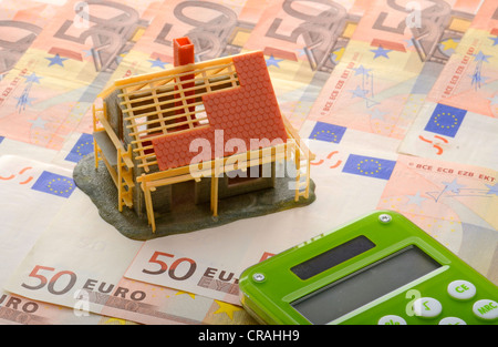 Miniatur-Baustelle mit Carport auf 50 Euro-Banknoten, symbolisches Bild für Baukosten Stockfoto