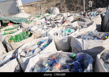 Eine Mülltrennung-Website, wo verschiedene Wertstoffe getrennt und für das recycling entsorgt. Stockfoto