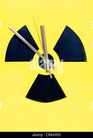 Atomare Symbol mit Uhrzeiger am 11:55, symbolisches Bild für Ausstieg aus Atomenergie Stockfoto
