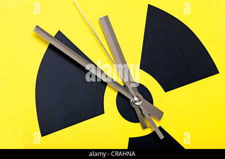 Atomare Symbol mit Uhrzeiger am 11:55, symbolisches Bild für Ausstieg aus Atomenergie Stockfoto