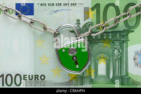 100-Euro-Schein mit ein geschlossenes Vorhängeschloss, symbolisches Bild für den sicheren euro Stockfoto