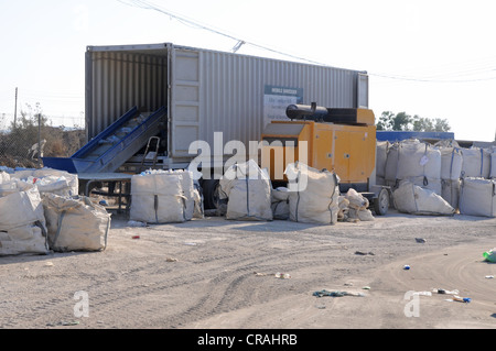 Eine Mülltrennung-Website, wo verschiedene Wertstoffe getrennt und für das recycling entsorgt. Stockfoto