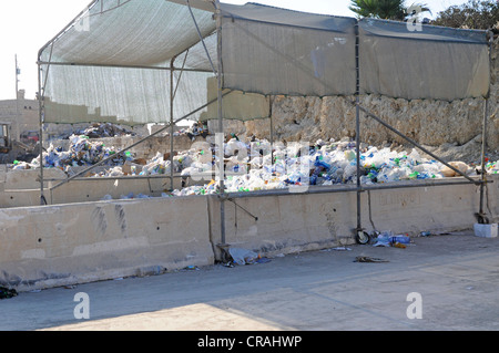 Eine Mülltrennung-Website, wo verschiedene Wertstoffe getrennt und für das recycling entsorgt. Stockfoto