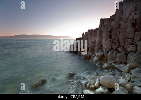 Basalt Felsformationen an der Küste in der Nähe von Hofsós, Skagafjoerdur Bucht, Island, Island, Nordeuropa Stockfoto