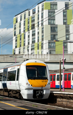 Personenzug in National Express c2c Lackierung wartet am Bahnhof in England. Stockfoto