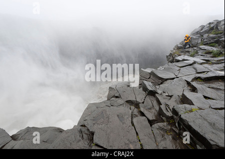 Regentag am Dettifoss, den Ruf, den mächtigsten Wasserfall Europas, Joekulsá Á Fjoellum, Nord-Island, Europa Stockfoto