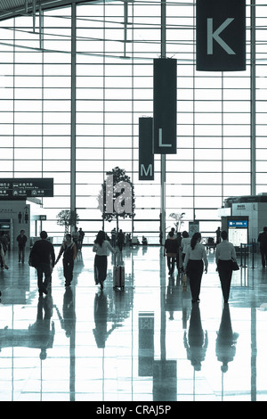 Innere des Terminal 2 am Flughafen Pudong in Shanghai China Stockfoto