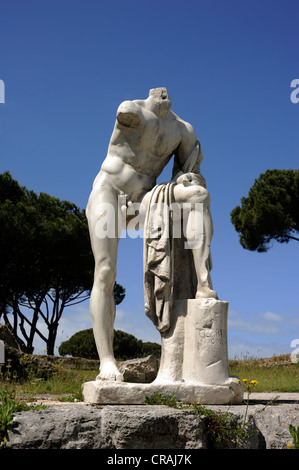 Italien, Rom, Ostia Antica, kopflose römische Statue von Cartilius Poplicola im Bereich der republikanischen Tempel, Tempel des Herkules Victor Stockfoto