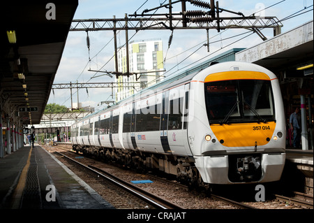 Personenzug in National Express c2c Lackierung wartet am Bahnhof in England. Stockfoto