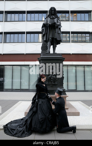 Junges Paar, Goten, am Leibniz-Denkmal Denkmal, Wave-Gotik-Treffen Festival, Leipzig, Sachsen, Deutschland, Europa Stockfoto