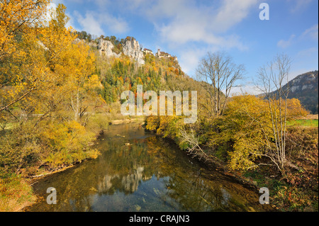 Blick über die Donau zum Schloss Werenwag Schloss im herbstlichen oberen Donautal, Landkreis Sigmaringen, Baden-Württemberg Stockfoto