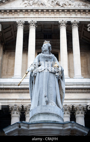 Statue von Königin Anne außerhalb St. Pauls Cathedral, London, England, Vereinigtes Königreich, Europa Stockfoto