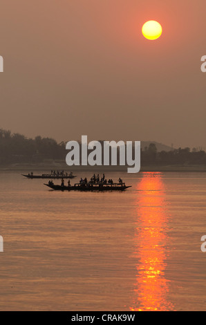 Boote bei Sonnenuntergang am Fluss Brahmaputra in Guwahati, Assam, Indien, Asien Stockfoto