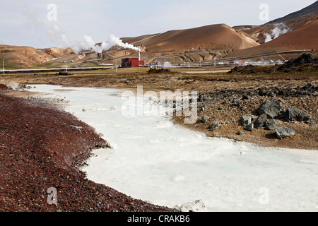 Verteilerstation des geothermischen Kraftwerks Kroefluvirkjun am Krafla-Vulkan im Bereich Geothermie von der Leirhnjukur Stockfoto