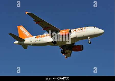 Easy Jet Airbus A319-111 während dem Landeanflug zum Flughafen Zürich, Zürich, Schweiz, Europa Stockfoto