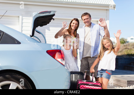 Familie laden Kofferraum für Urlaub Stockfoto