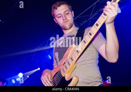 Die Sicherheit spielt die O2 Academy in Oxford, Feuershow als Headliner eine Skeletor Sonderaktionen Stockfoto