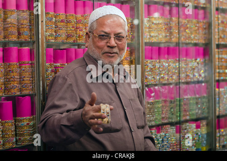 Händler halten einige der Hyderabad des berühmten Glas Armbinden, Basar, der Charminar, Hyderabad, Andhra Pradesh, Indien, Asien Stockfoto