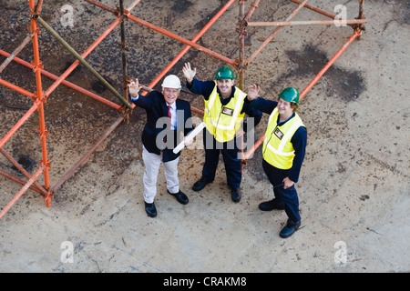 Arbeiter von Trockendock winken Stockfoto