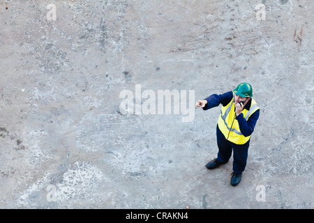 Arbeiter mit Walkie-talkie auf Trockendock Stockfoto