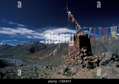 Gebetsfahnen, Blick über das Spiti Tal in der Nähe von Ki, gigantische und Spiti, Himachal Pradesh, indischen Himalaya, Nord-Indien, Indien Stockfoto