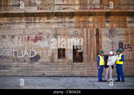 Arbeitnehmer, die Baupläne auf Trockendock zu lesen Stockfoto