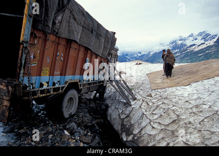 LKW mit einer gebrochenen Achse auf einem Pass, Rohtang Pass, Himachal Pradesh, indischen Himalaya, Nordindien, Indien, Asien Stockfoto