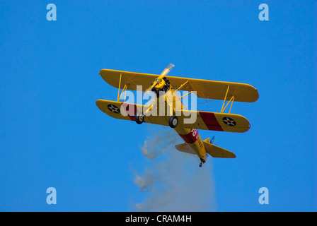 Boeing Stearman - Doppeldecker überfliegen. Stockfoto