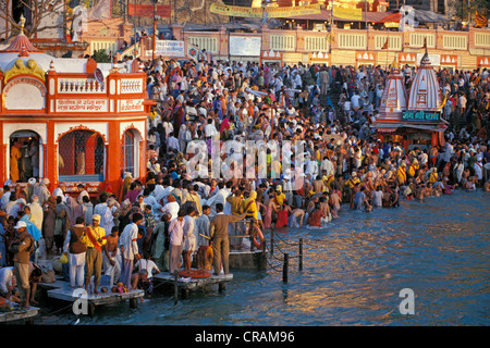 Während Kumbha Mela oder Kumbh Mela nehmen die Pilger ein Bad in den Ganges Fluß, Har Ki Pauri-Ghat, berühmte Baden Ghat am Stockfoto