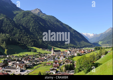 Neustift Im Stubaital, Stubaital-Tal, mit der Pfarrkirche im Zentrum Stadt, Bezirk Innsbruck, Tirol, Österreich Stockfoto