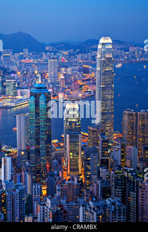 Einige der höchsten Gebäude Hong Kongs, einschließlich IFC2, gesehen vom Peak von Hong Kong Island in der Dämmerung. Stockfoto