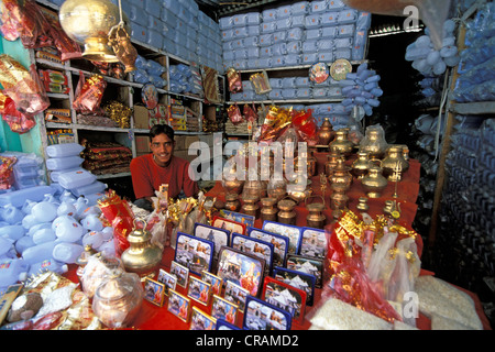 Händler verkaufen Devotionalien, Gangotri, indischen Himalaya, Uttarakhand, ehemals Uttaranchal, Indien, Asien Stockfoto