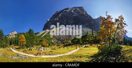 Panoramablick im Herbst, Schachentor Berg in der Nähe von Schachenhaus, Garmisch-Partenkirchen, Wetterstein-Gebirge, Bayern Stockfoto