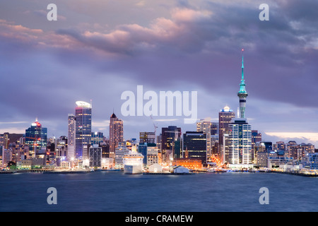 Größte Stadt Auckland, Neuseeland, unter einem dramatischen Dämmerung Himmel. Stockfoto