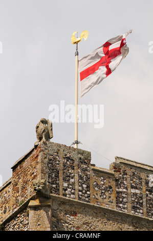 St George Flagge auf der Oberseite der Holy Trinity Church in Blythburgh Suffolk UK Stockfoto