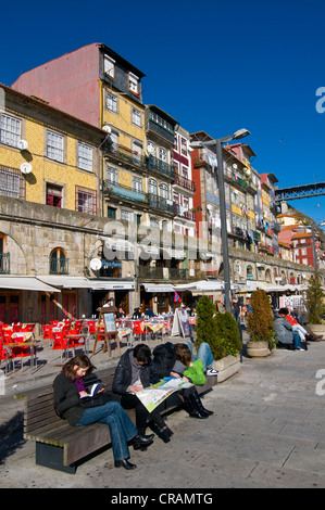 Touristen auf der Promenade am Ufer des Rio Douro Fluss, Porto, Portugal, Europa Stockfoto